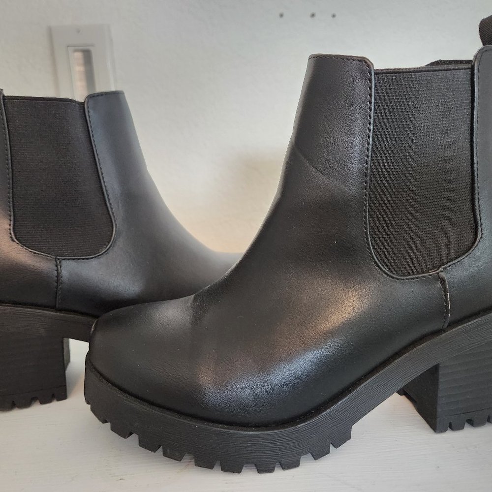 BLACK HIGH HEEL BOOTS